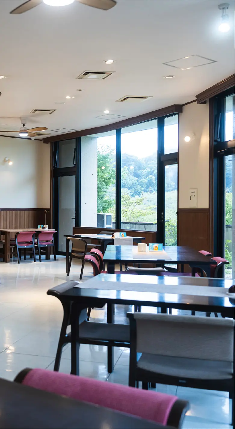 揚げたてのとんかつを提供する料理シーン